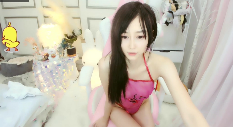 無水印清純長相甜美苗條妹子換上紅肚兜自慰誘惑性感大長腿跳蛋震動翹腿手指扣弄