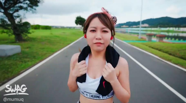 無水印嬌小女孩公園晨跑 癡漢尾随進公廁 二連發不顧 外面一堆路人聽見抱起來超激烈啪啪